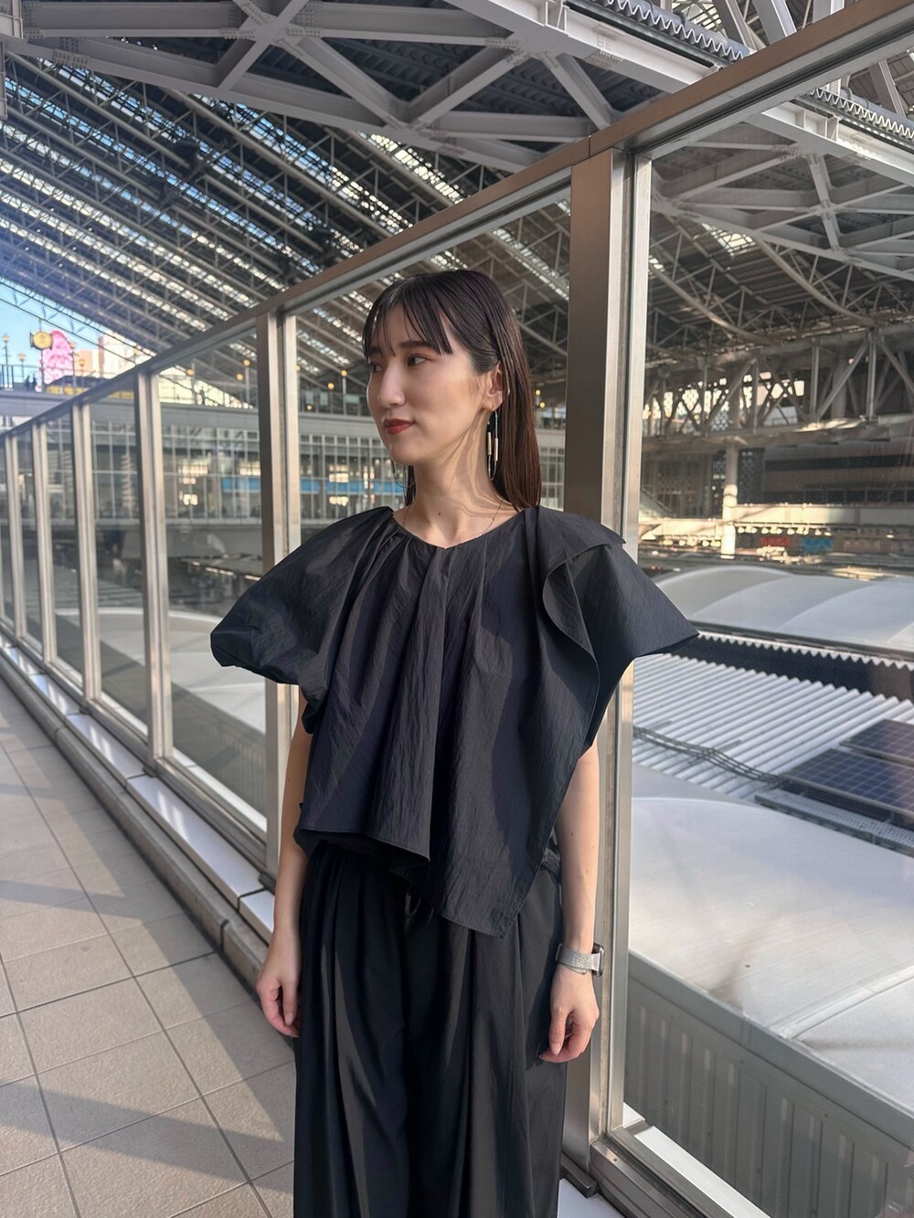 ブラック系のシャツ/ブラウス、ブラック系のキャミソール、その他のサンダルを着用したレディースの春コーディネートの6枚目の写真