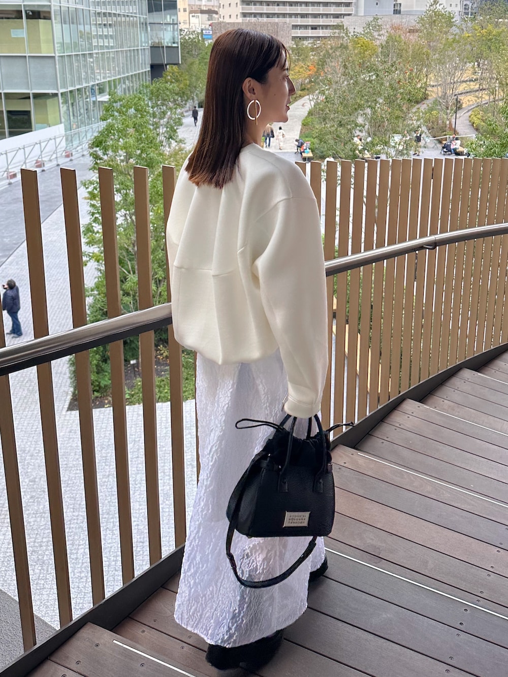 ホワイト系のワンピース、ホワイト系のスウェットを着用したレディースの秋コーディネートの4枚目の写真