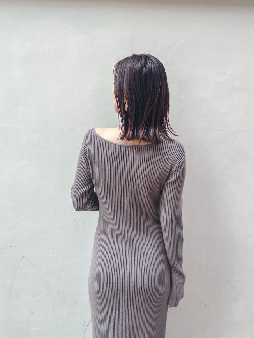 ブラック系のブーツ、ホワイト系のその他アウター、ベージュ系のワンピースを着用したレディースの秋コーディネートの4枚目の写真