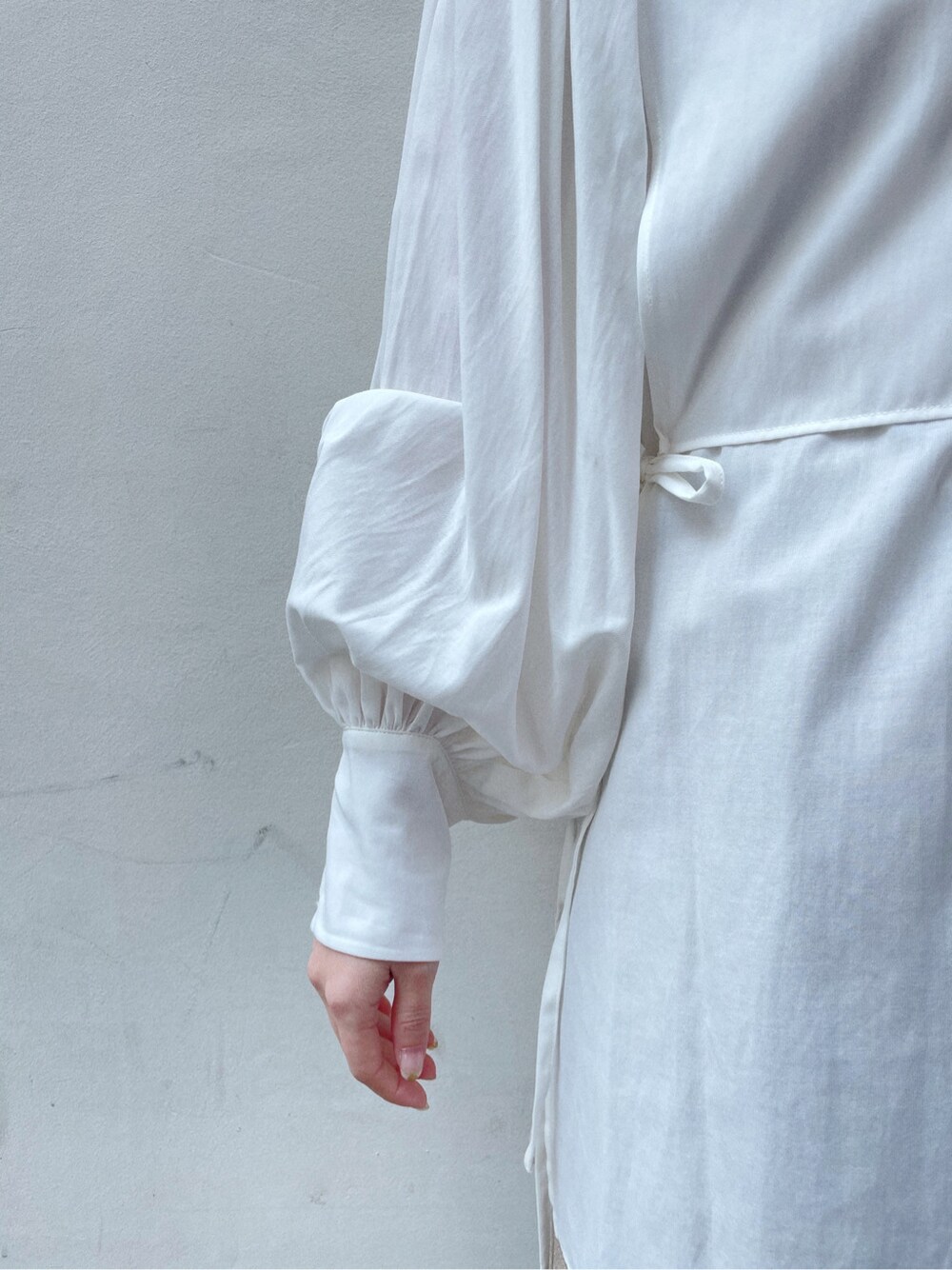 ホワイト系のシャツ/ブラウス、ブラック系のサンダル、ブラック系のハンドバッグを着用したレディースの春コーディネートの4枚目の写真