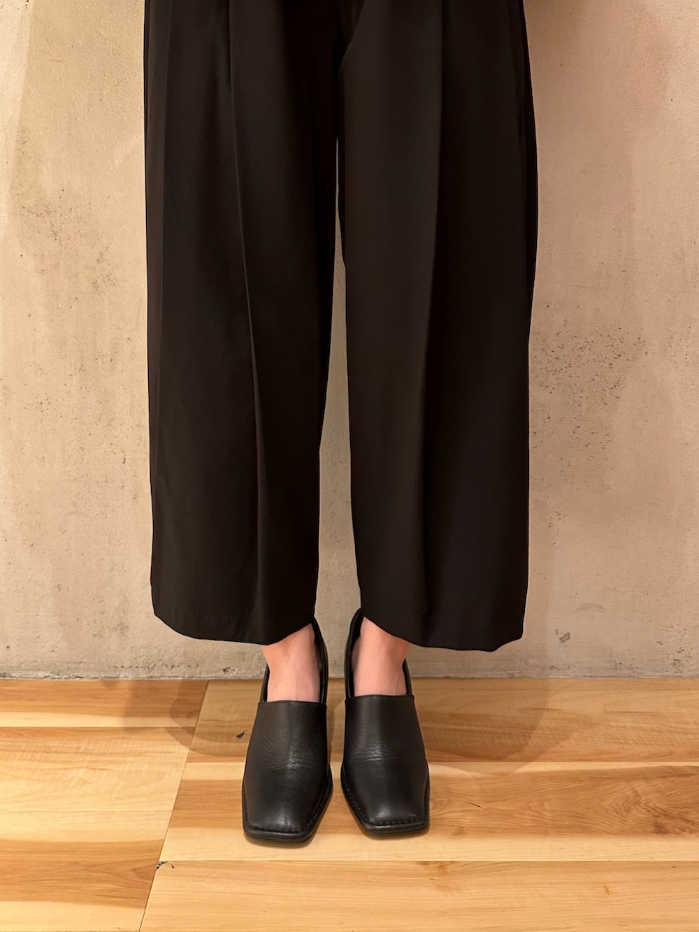 ベージュ系のシャツ/ブラウス、ブラック系のその他パンツ、ブラック系のパンプスを着用したレディースの春コーディネートの6枚目の写真