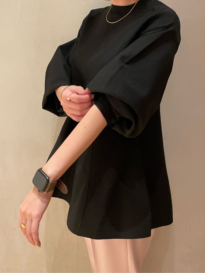 ブラック系のニット/セーター、ピンク系のその他パンツ、グレー系のその他アウターを着用したレディースの秋コーディネートの4枚目の写真