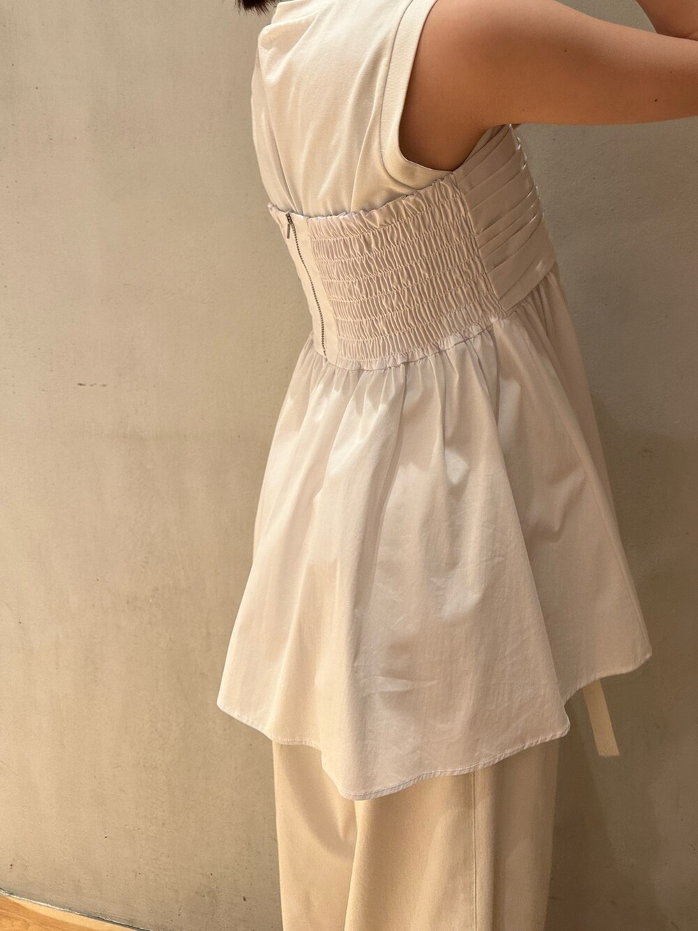 ホワイト系のタンクトップ、ホワイト系のその他パンツ、ゴールド系のパンプスを着用したレディースの春コーディネートの7枚目の写真