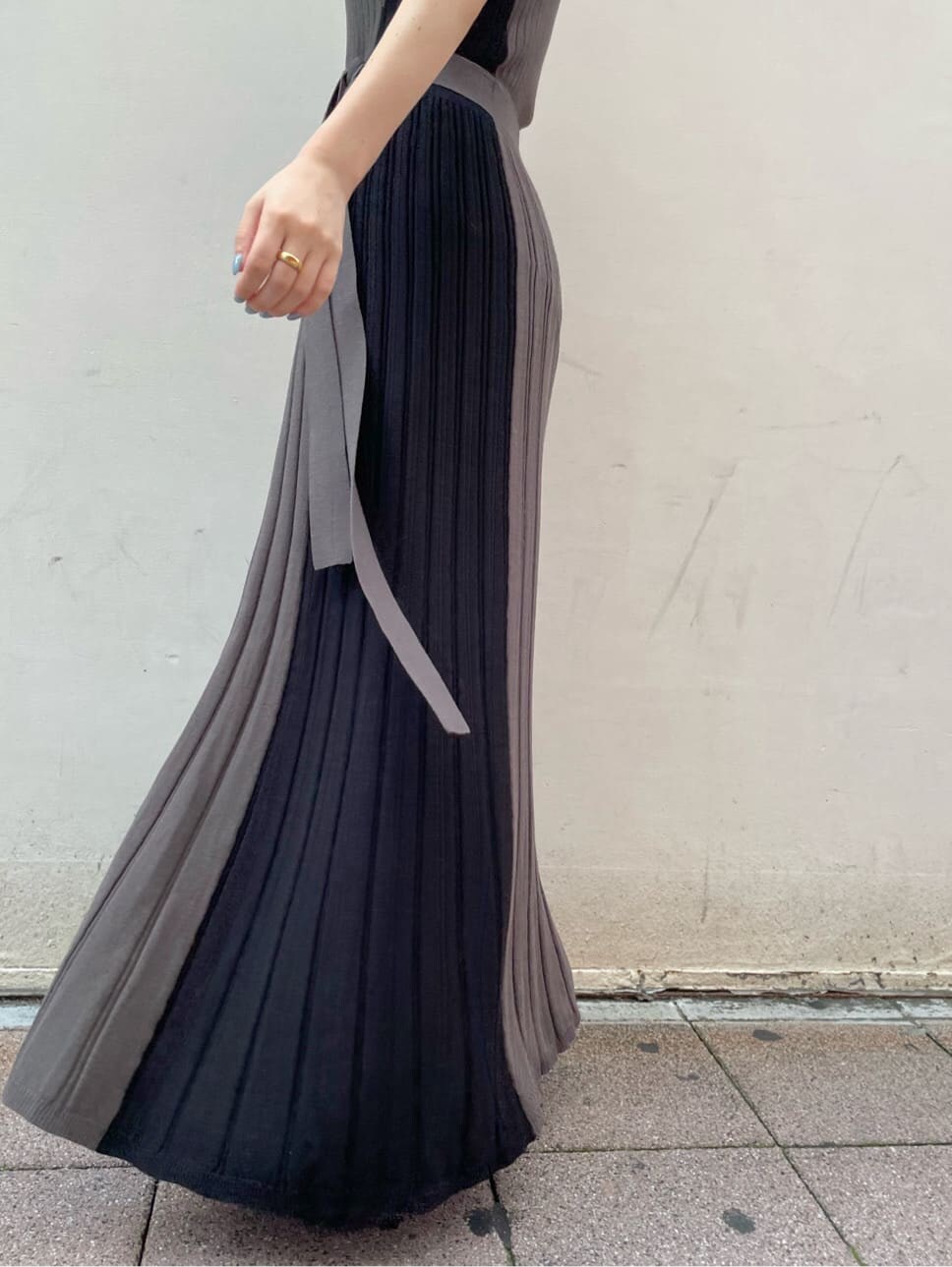 ブラック系のその他シューズ、グレー系のワンピースを着用したレディースの夏コーディネートの5枚目の写真