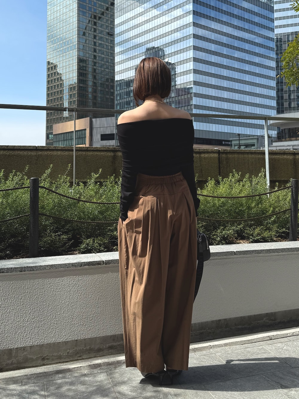 ブラック系のTシャツ/カットソー、ブラック系のサンダル、ブラウン系のその他パンツを着用したレディースの春コーディネートの6枚目の写真