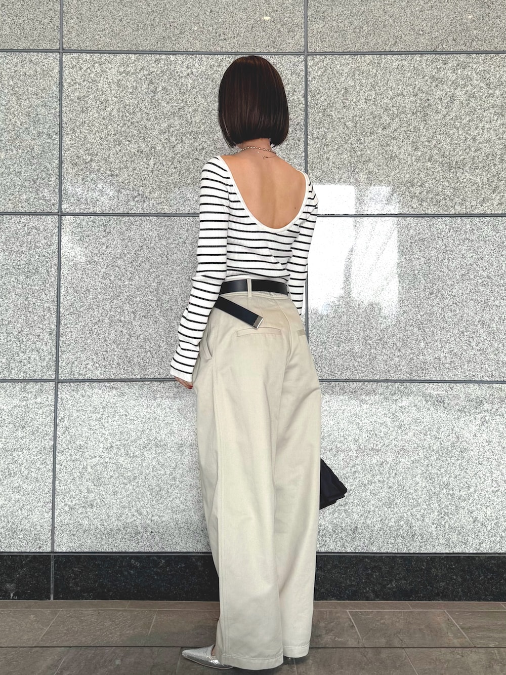 ホワイト系のその他パンツ、ブラック系のハンドバッグ、その他のニット/セーターを着用したレディースの春コーディネートの3枚目の写真