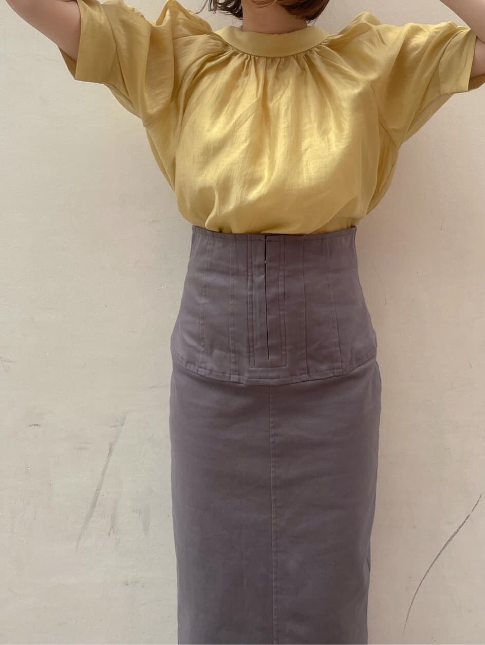 その他のパンプス、グレー系のスカート、イエロー系のシャツ/ブラウスを着用したレディースの夏コーディネートの5枚目の写真