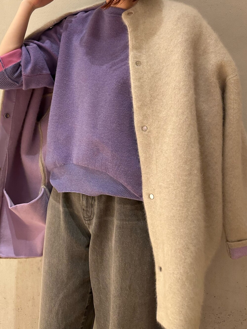 グレー系のデニムパンツ、ブラック系のパンプス、ホワイト系のノーカラージャケットを着用したレディースの夏コーディネートの5枚目の写真