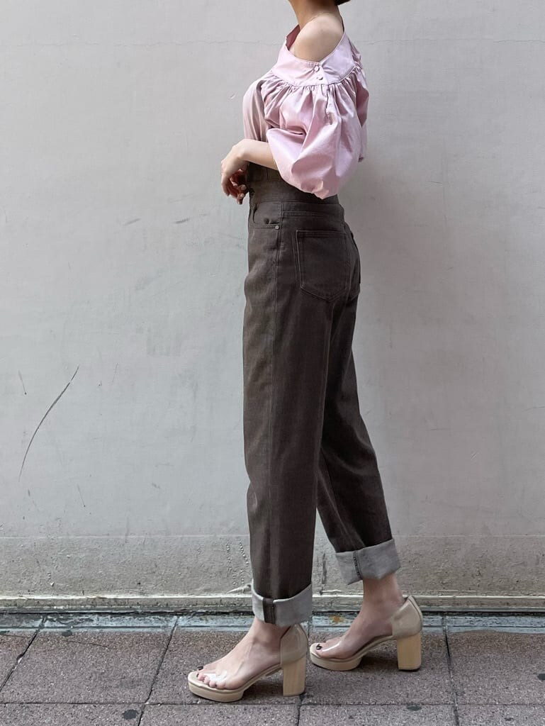 ピンク系のシャツ/ブラウス、その他のパンプス、ブラウン系のデニムパンツを着用したレディースの春コーディネートの7枚目の写真