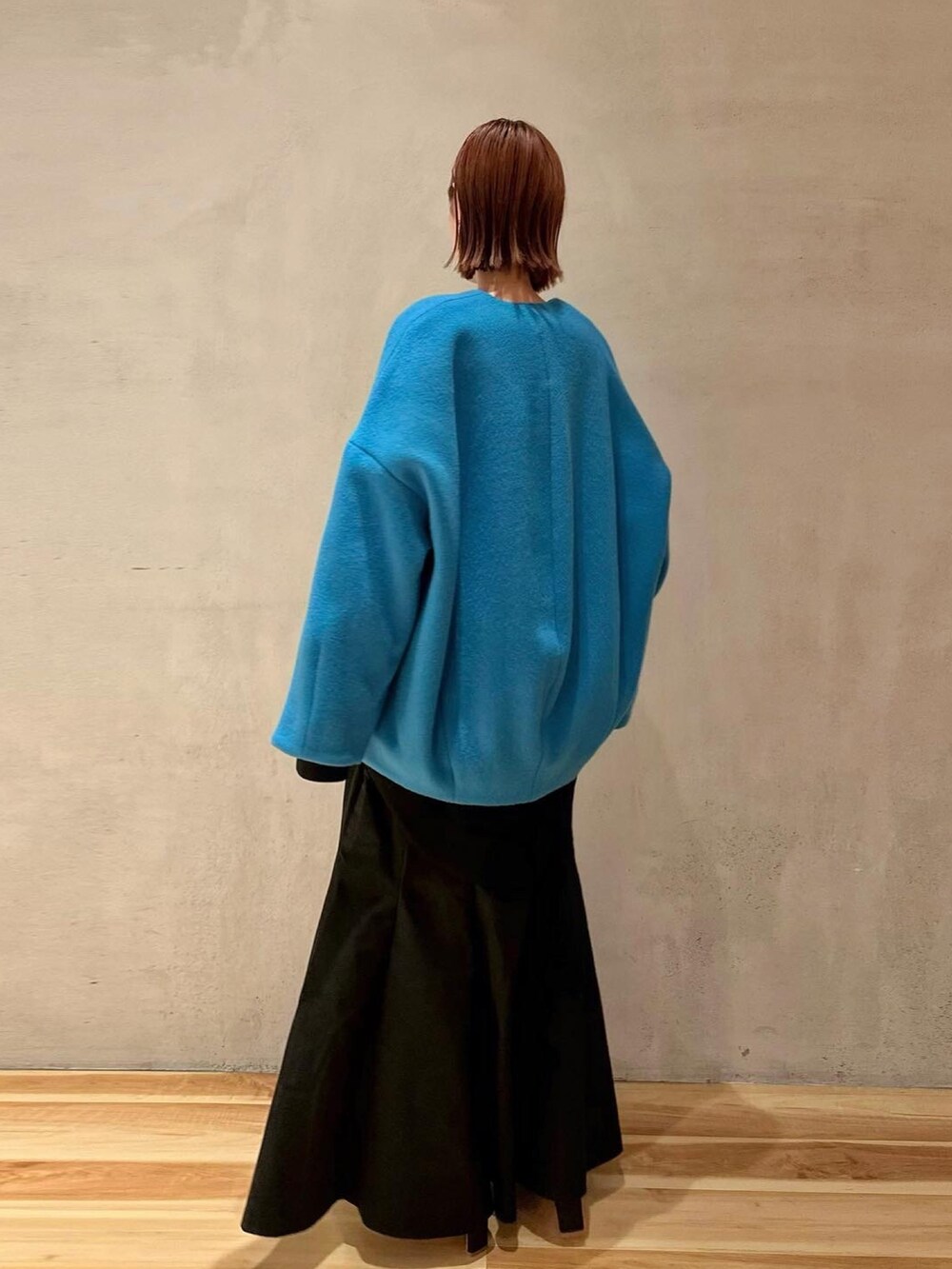 ブラック系のワンピース、ブラック系のブーツ、ブルー系のノーカラーコートを着用したレディースの夏コーディネートの6枚目の写真