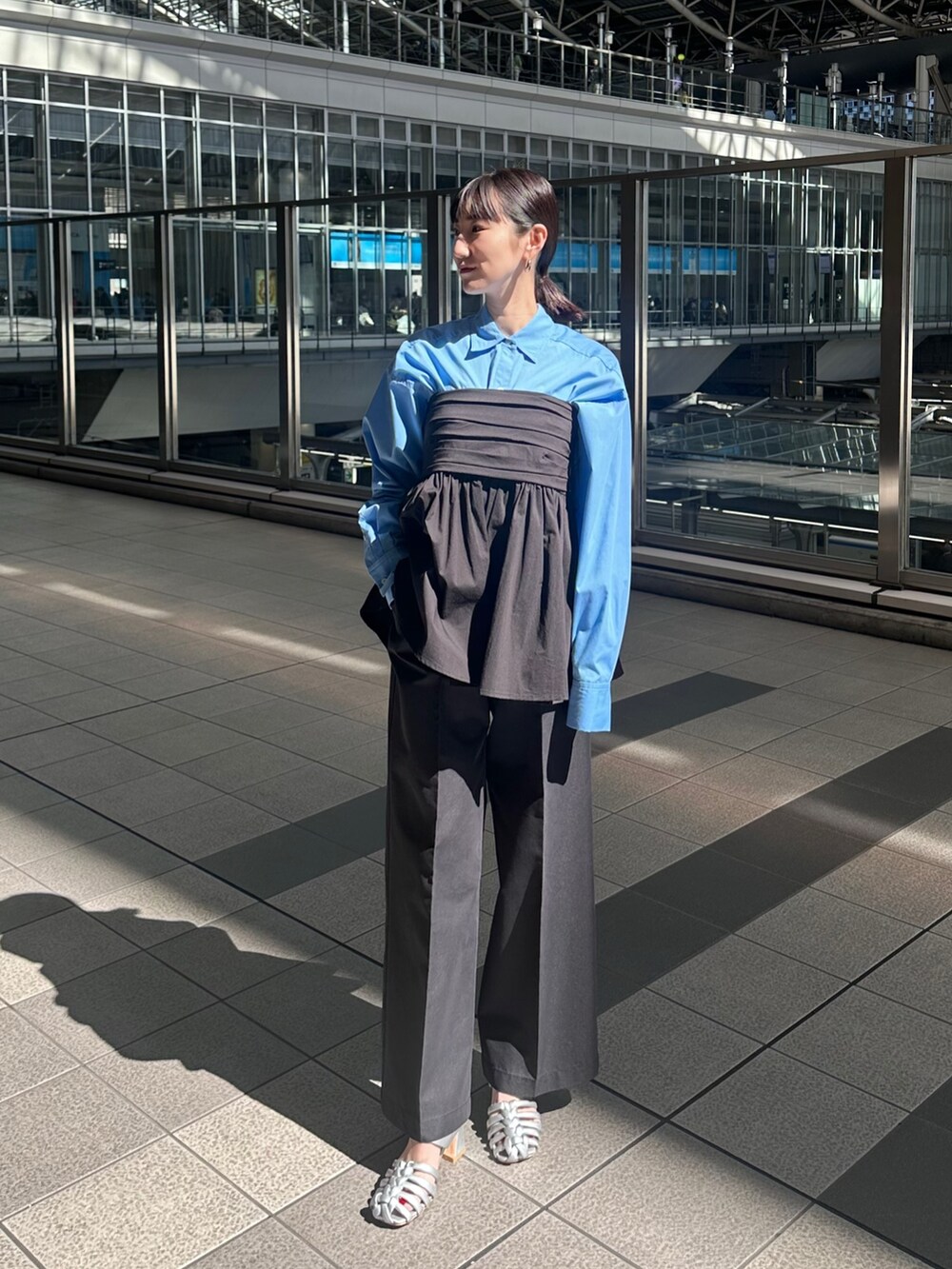 ブルー系のシャツ/ブラウス、ブラック系のタンクトップ、ブラック系のチノパンツを着用したレディースの春コーディネートの2枚目の写真