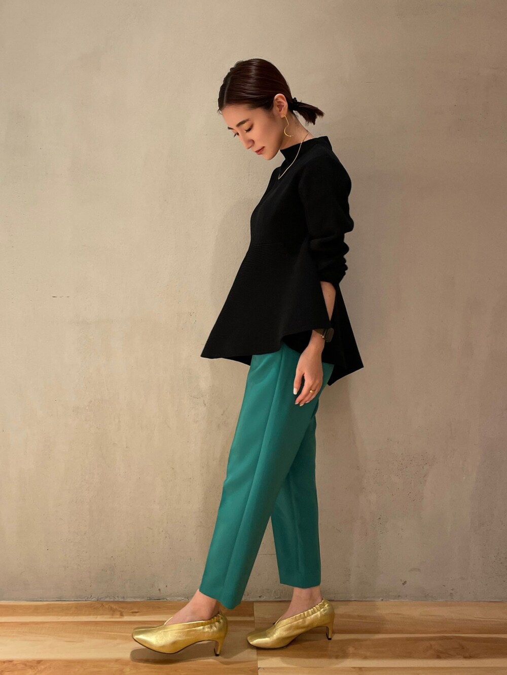 グリーン系のその他パンツ、ブラック系のニット/セーター、ブラック系のノーカラーコートを着用したレディースの秋コーディネートの2枚目の写真