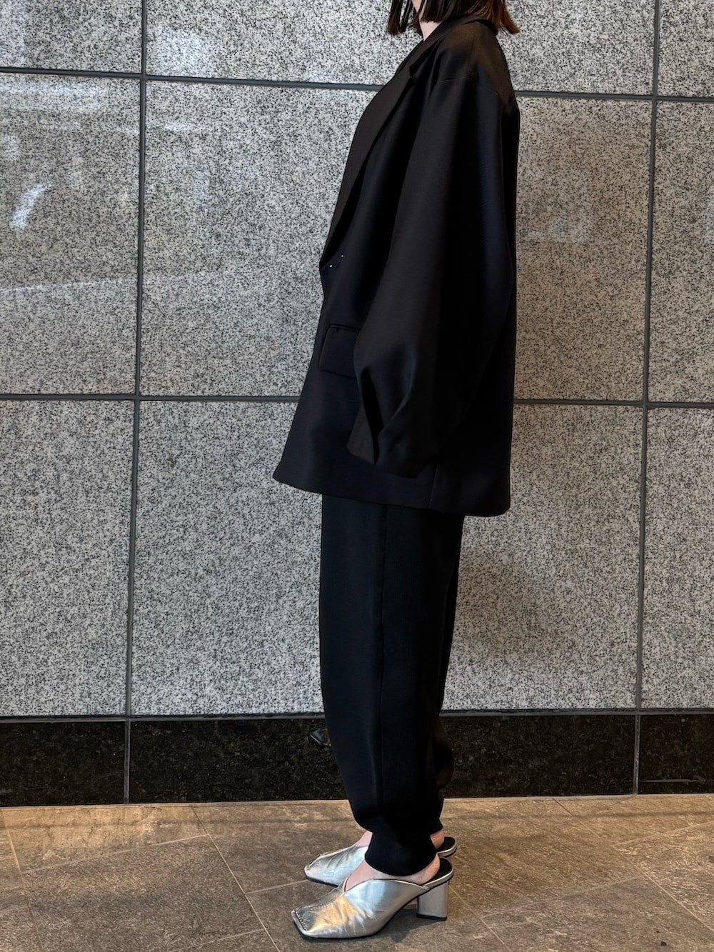 ブラック系のテーラードジャケット、ブラック系のその他パンツ、ブラック系のショルダーバッグを着用したレディースの冬コーディネートの4枚目の写真