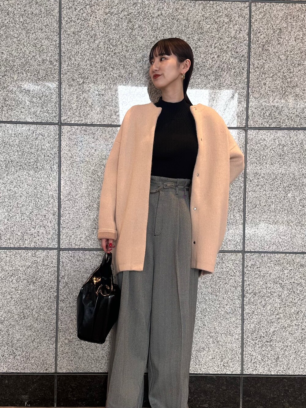 ベージュ系のカーディガン/ボレロ、ブラック系のブーツを着用したレディースの夏コーディネートの2枚目の写真