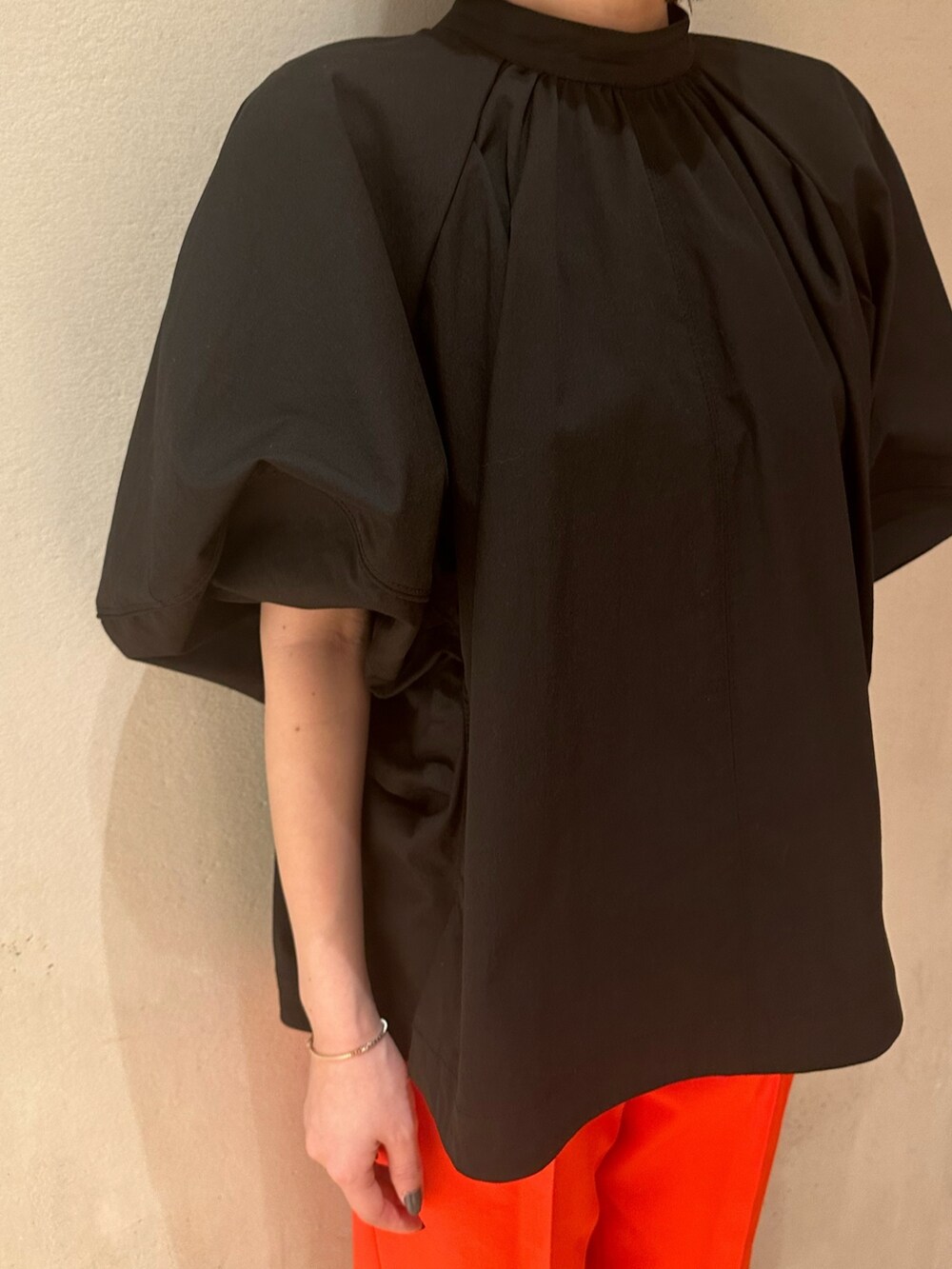 ブラック系のブルゾン、ブラック系のサンダル、ベージュ系のタンクトップを着用したレディースの春コーディネートの7枚目の写真