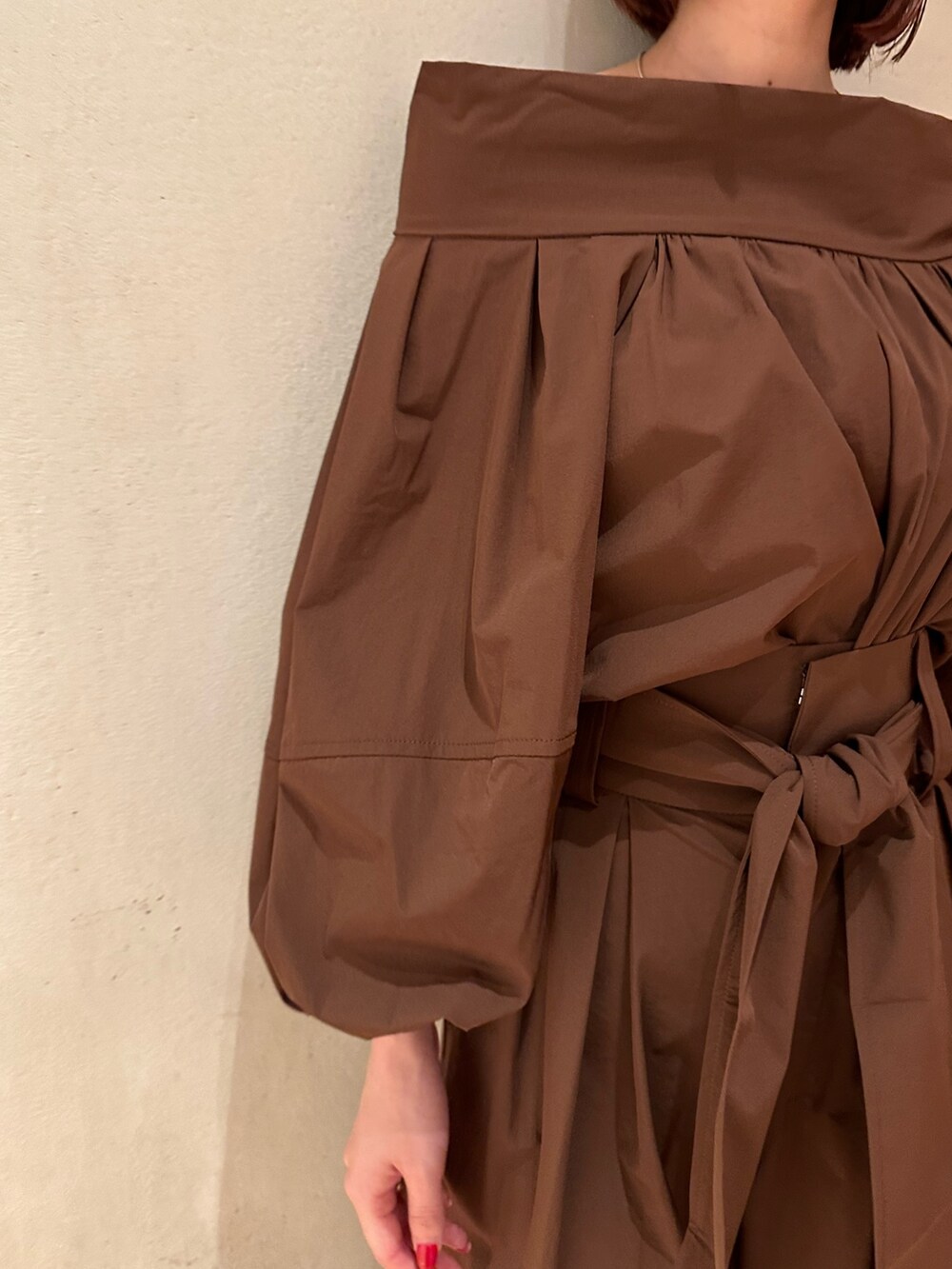 ブラウン系のシャツ/ブラウス、ブラウン系のその他パンツ、ブラック系のサンダルを着用したレディースの夏コーディネートの5枚目の写真