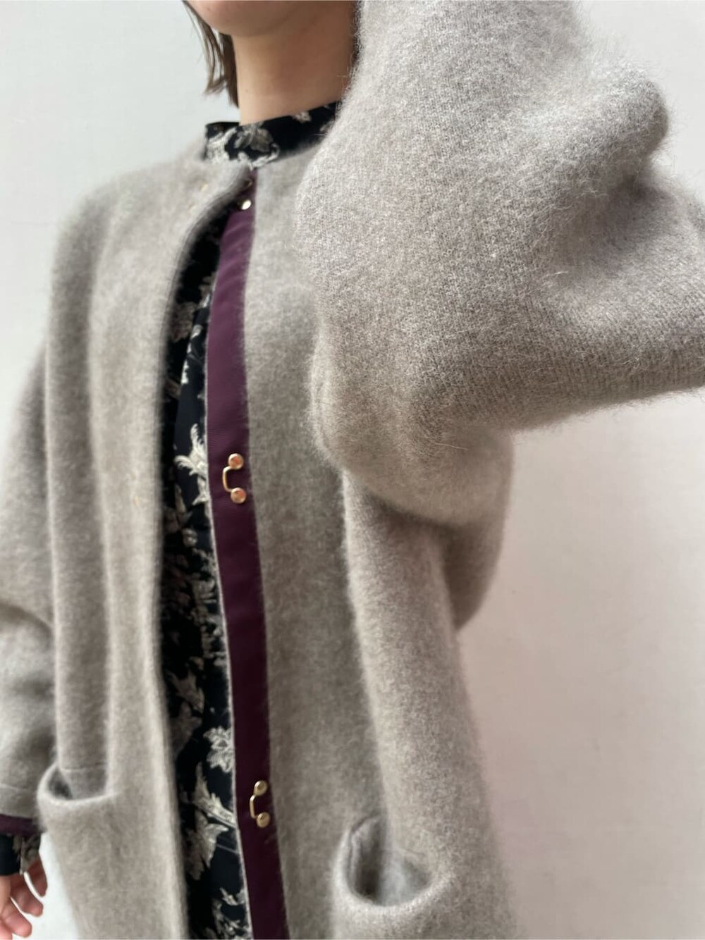 ブラック系のその他シューズ、ブラック系のワンピース、ベージュ系のカーディガン/ボレロを着用したレディースの秋コーディネートの6枚目の写真