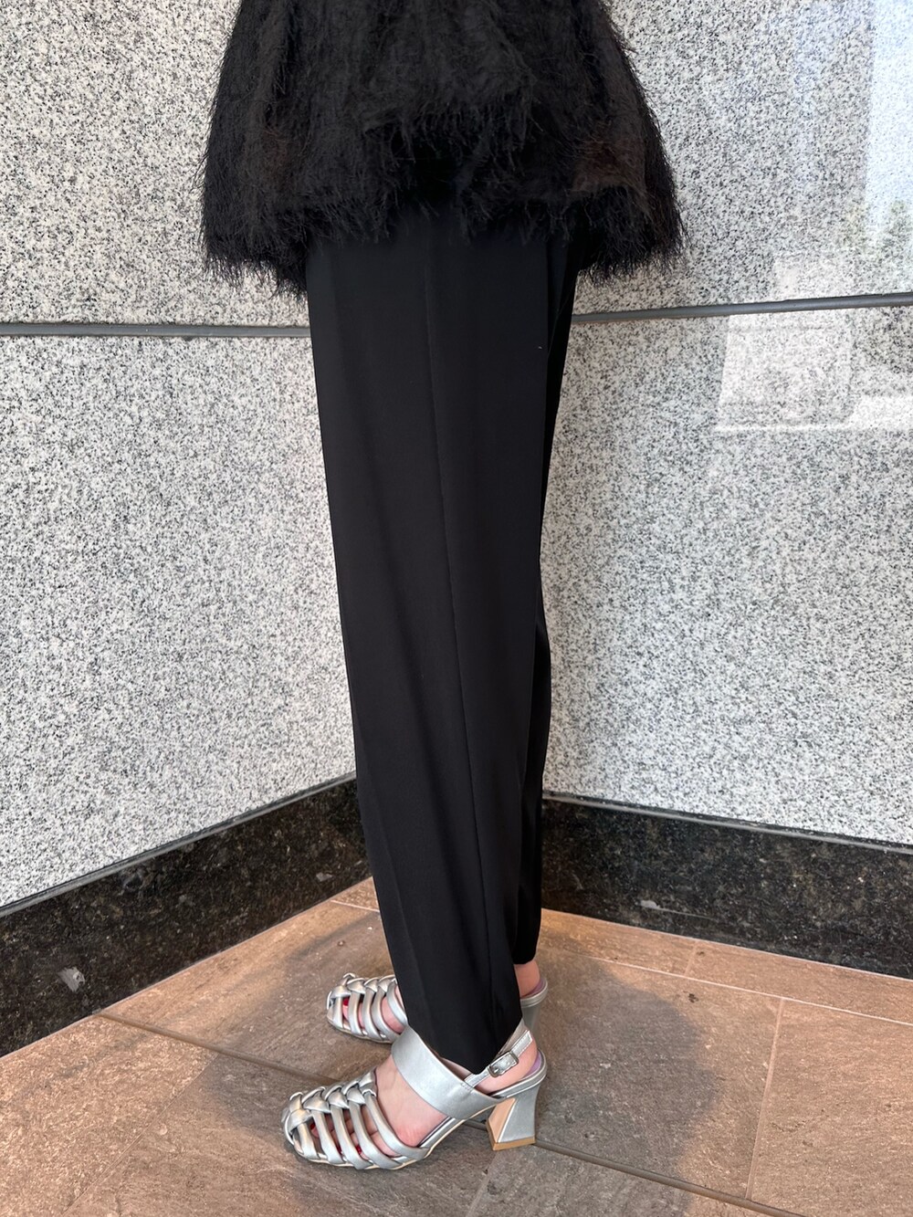 ブラック系のニット/セーター、シルバー系のサンダル、ブラック系のその他パンツを着用したレディースの夏コーディネートの9枚目の写真