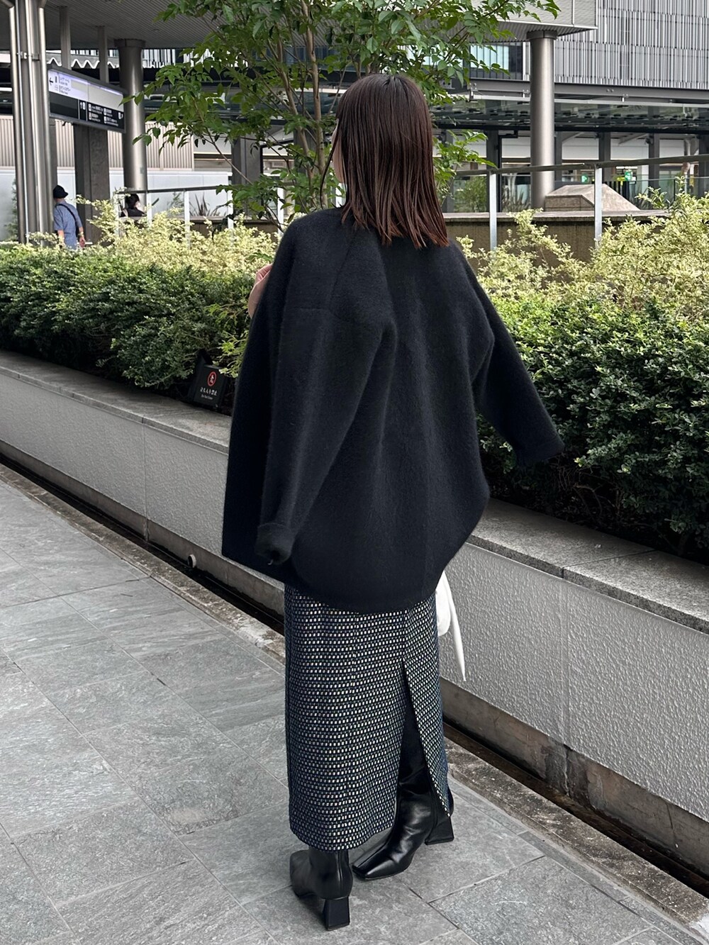 ブラック系のカーディガン/ボレロ、ブラック系のブーツ、ホワイト系のハンドバッグを着用したレディースの夏コーディネートの7枚目の写真