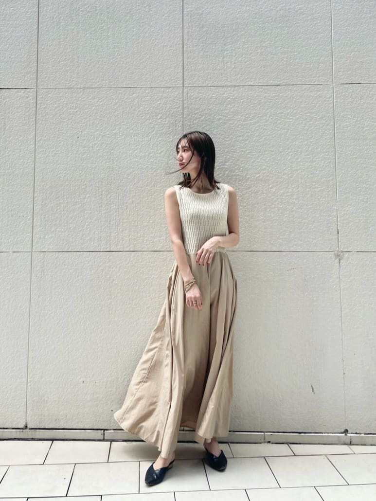 ホワイト系のワンピース、ゴールド系のピアス（両耳用）を着用したレディースの夏コーディネートの2枚目の写真