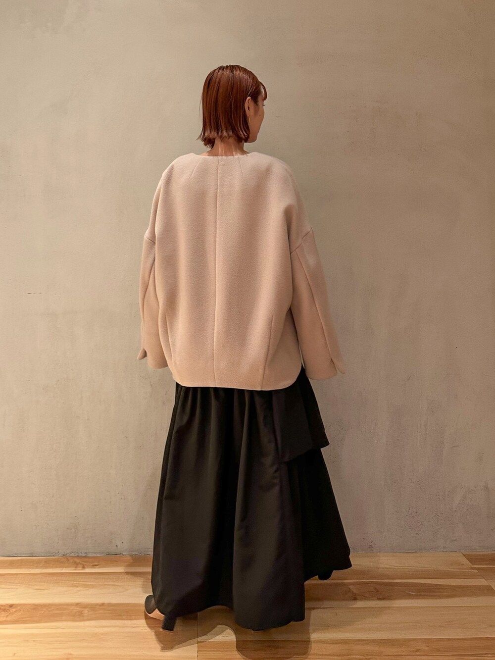 グレー系のカーディガン/ボレロ、ブラック系のスカート、ベージュ系のノーカラージャケットを着用したレディースの夏コーディネートの4枚目の写真