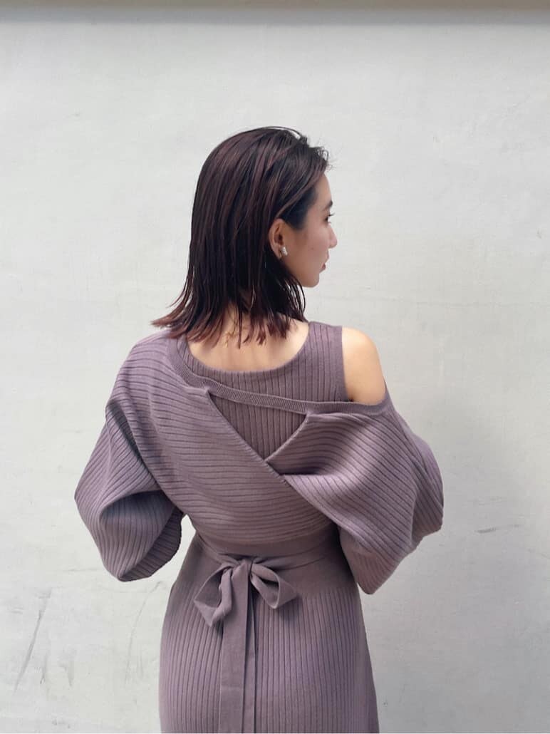 ホワイト系のその他シューズ、パープル系のワンピース、ブラック系のハンドバッグを着用したレディースの秋コーディネートの7枚目の写真