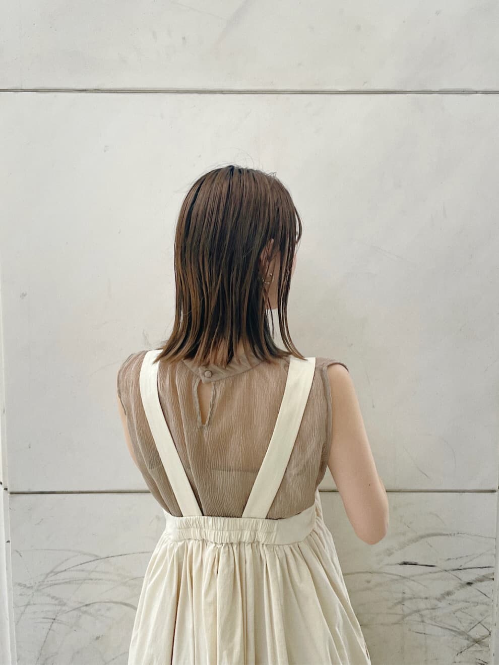 ベージュ系のサンダル、ベージュ系のシャツ/ブラウス、ホワイト系のワンピースを着用したレディースの夏コーディネートの5枚目の写真