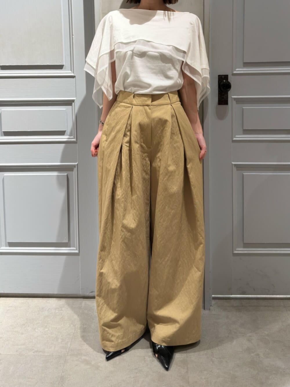 ホワイト系のTシャツ/カットソー、ベージュ系のその他パンツを着用したレディースの夏コーディネートの4枚目の写真