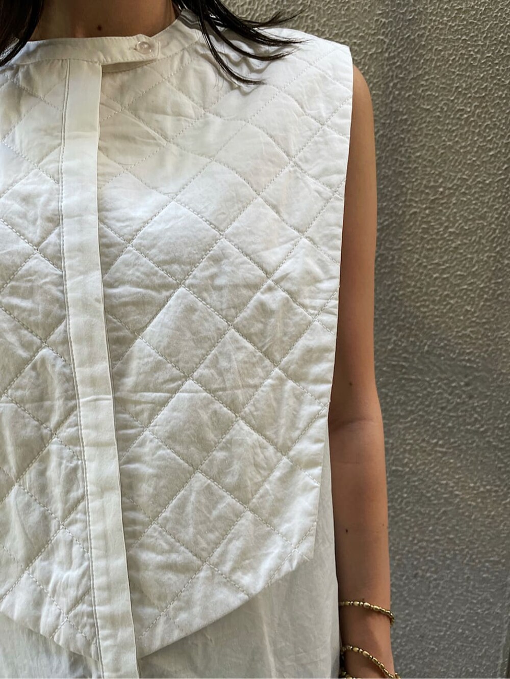 ホワイト系のシャツ/ブラウス、ブラック系のその他パンツ、ホワイト系のサンダルを着用したレディースの夏コーディネートの3枚目の写真