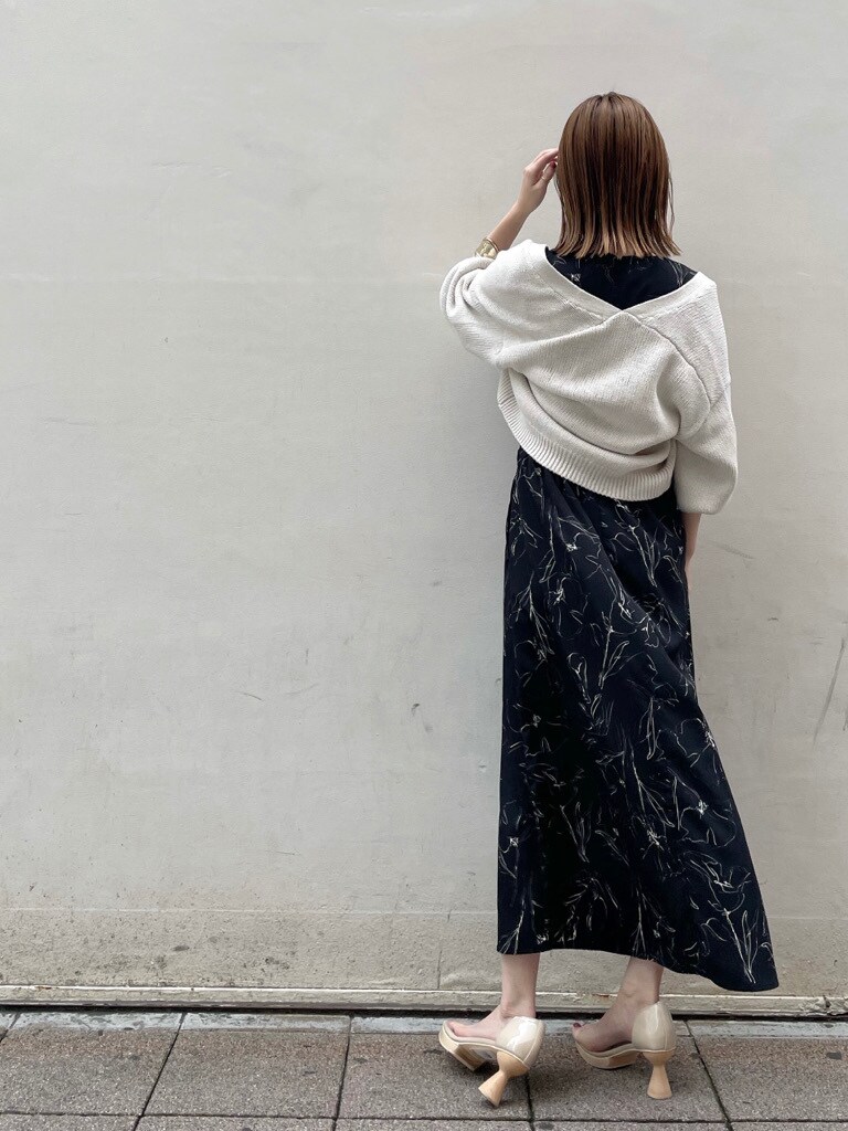 その他のパンプス、ホワイト系のカーディガン/ボレロ、ブラック系のワンピースを着用したレディースの夏コーディネートの5枚目の写真