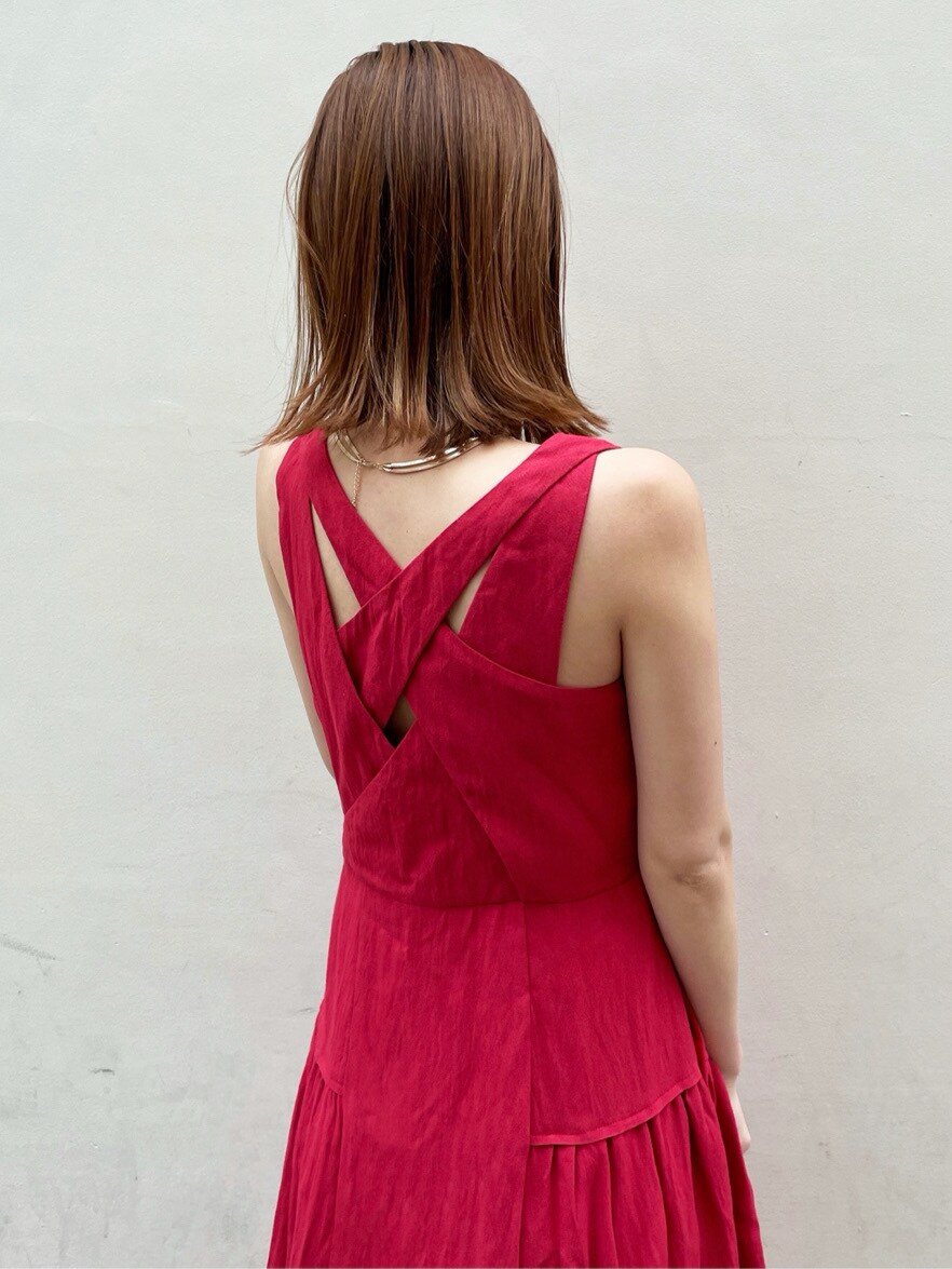 その他のパンプス、レッド系のワンピース、ベージュ系のテーラードジャケットを着用したレディースの春コーディネートの4枚目の写真