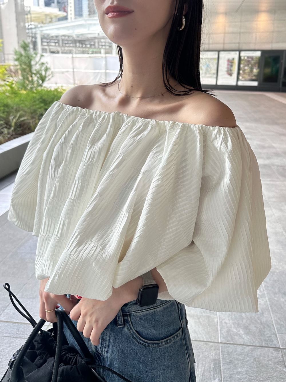 ホワイト系のシャツ/ブラウス、ブルー系のデニムパンツ、ブラック系のショルダーバッグを着用したレディースの夏コーディネートの6枚目の写真