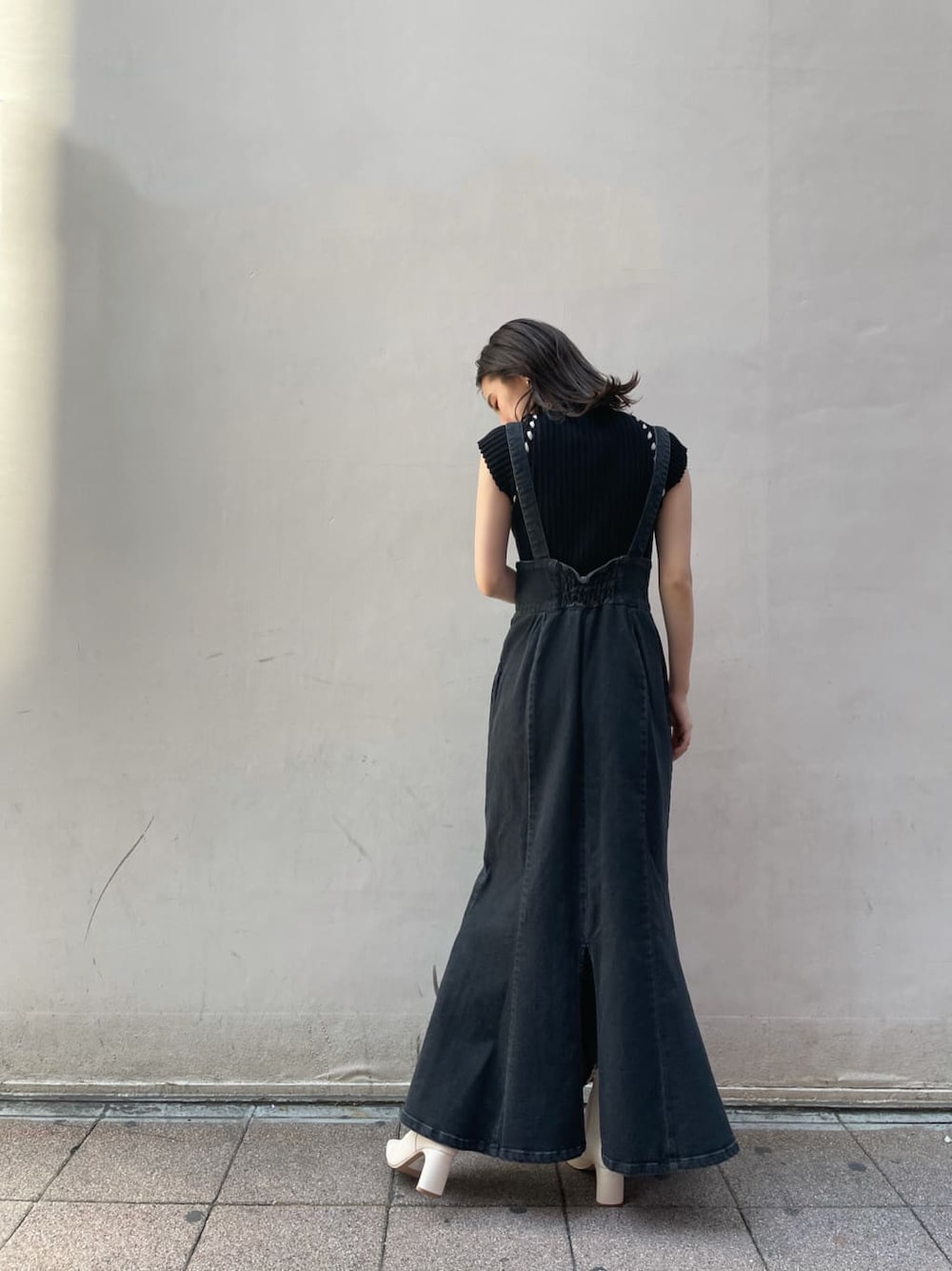 ブラック系のスカート、ホワイト系のその他シューズ、パープル系のその他アウターを着用したレディースの夏コーディネートの5枚目の写真