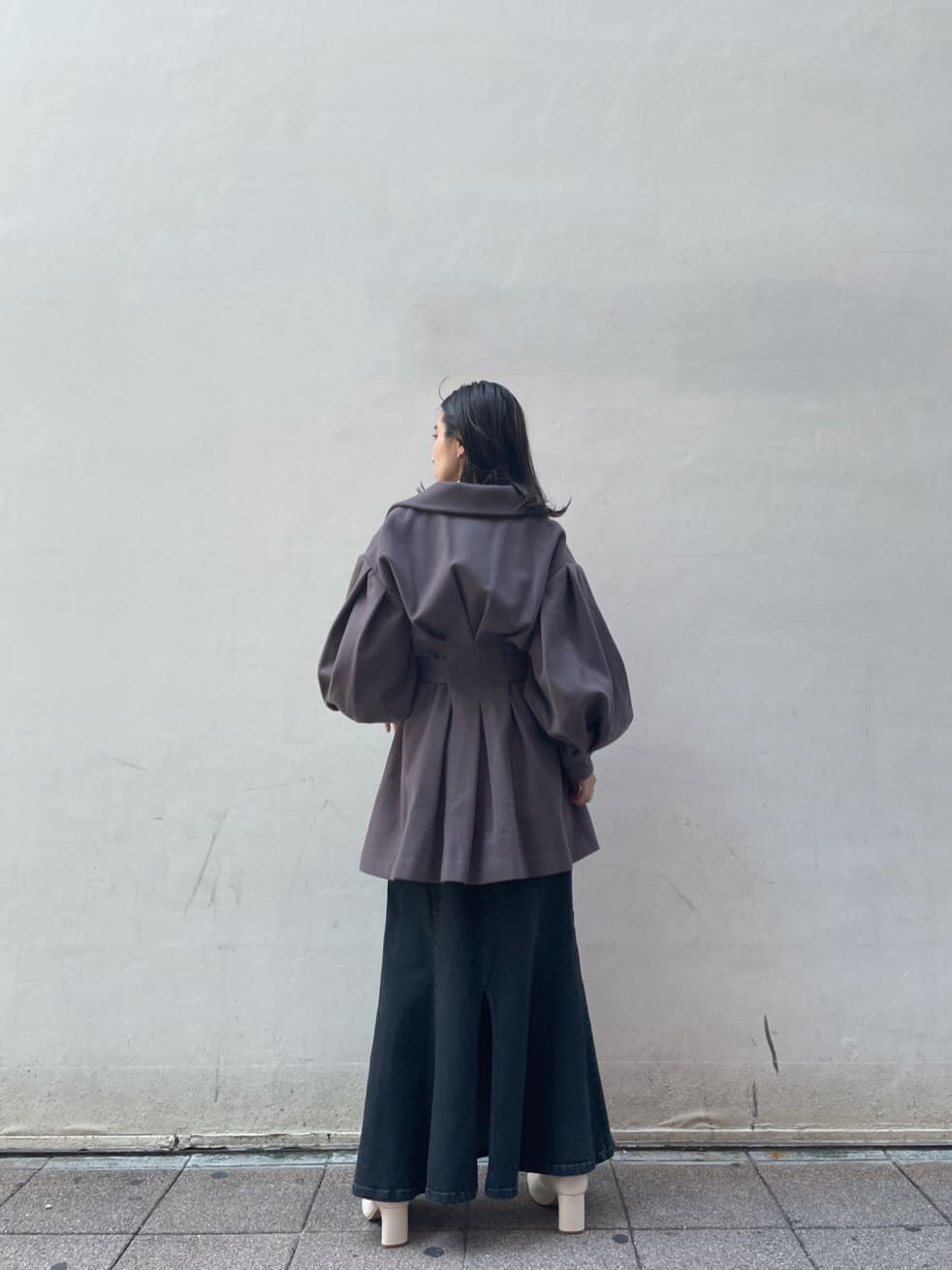 ブラック系のスカート、ホワイト系のその他シューズ、パープル系のその他アウターを着用したレディースの夏コーディネートの7枚目の写真