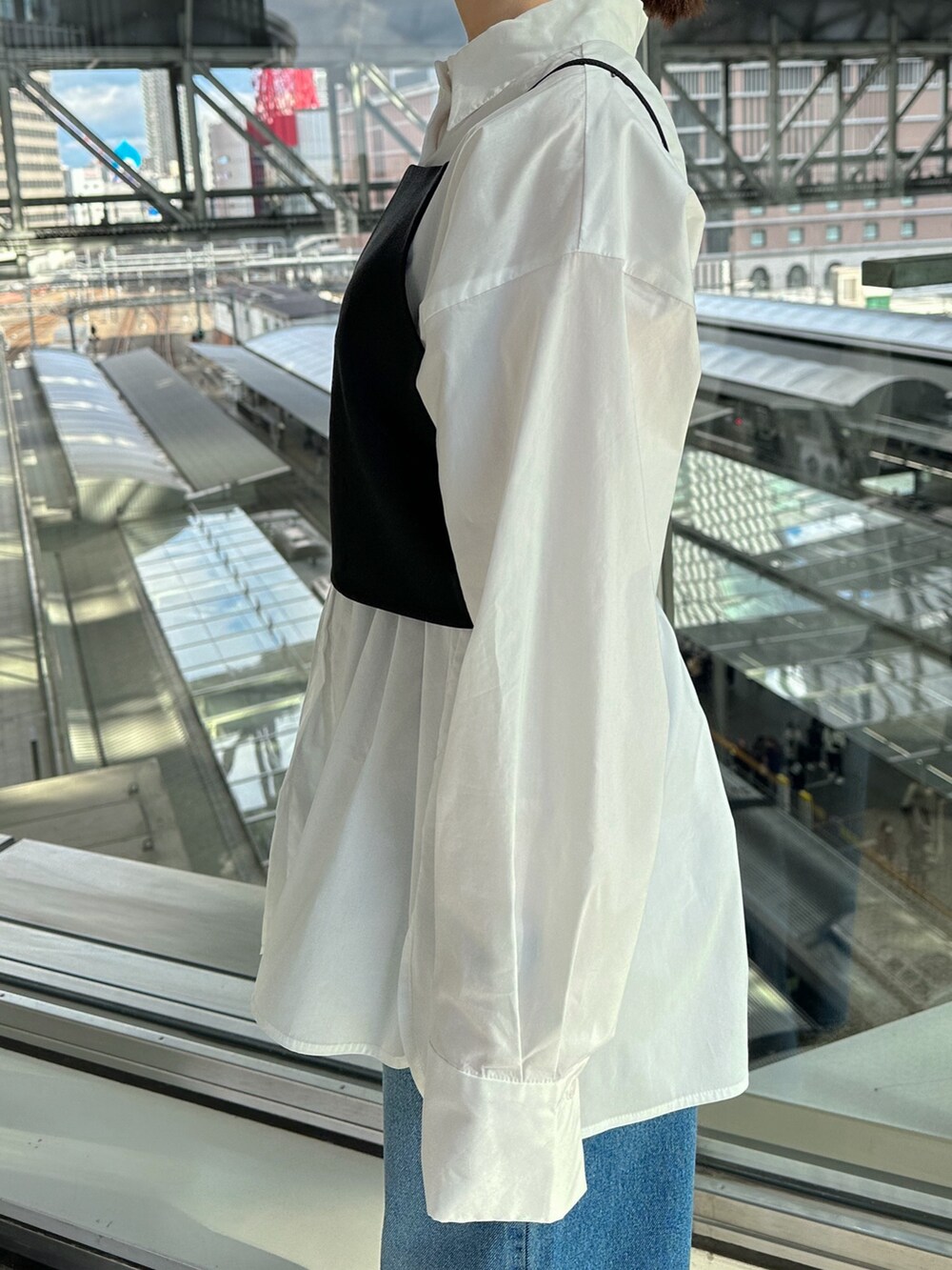 ブルー系のデニムジャケット、ブルー系のデニムパンツ、シルバー系のパンプスを着用したレディースの冬コーディネートの9枚目の写真