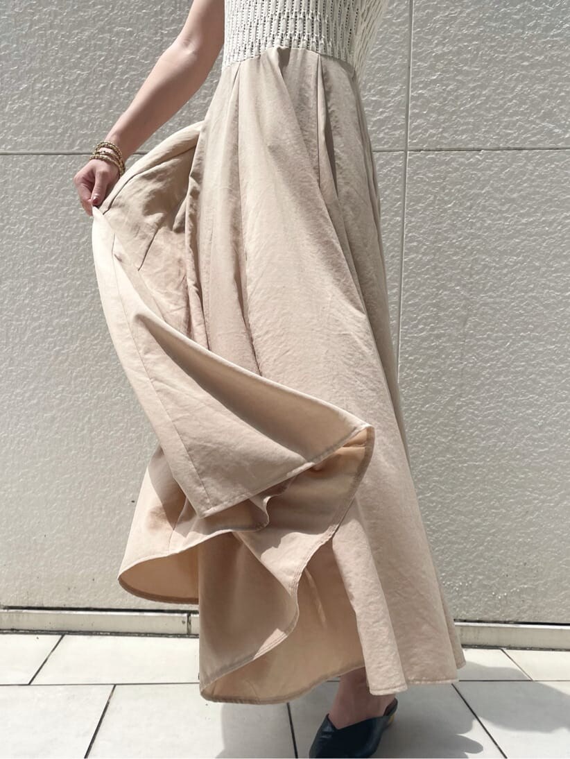 ホワイト系のワンピース、ゴールド系のピアス（両耳用）を着用したレディースの夏コーディネートの6枚目の写真