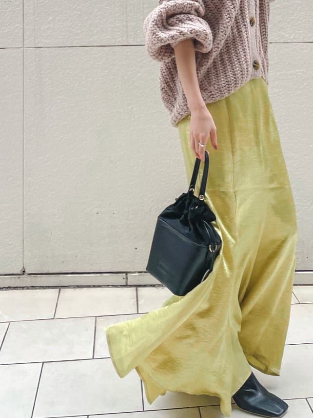 ブラック系のその他シューズ、ベージュ系のカーディガン/ボレロ、イエロー系のスカートを着用したレディースの冬コーディネートの8枚目の写真