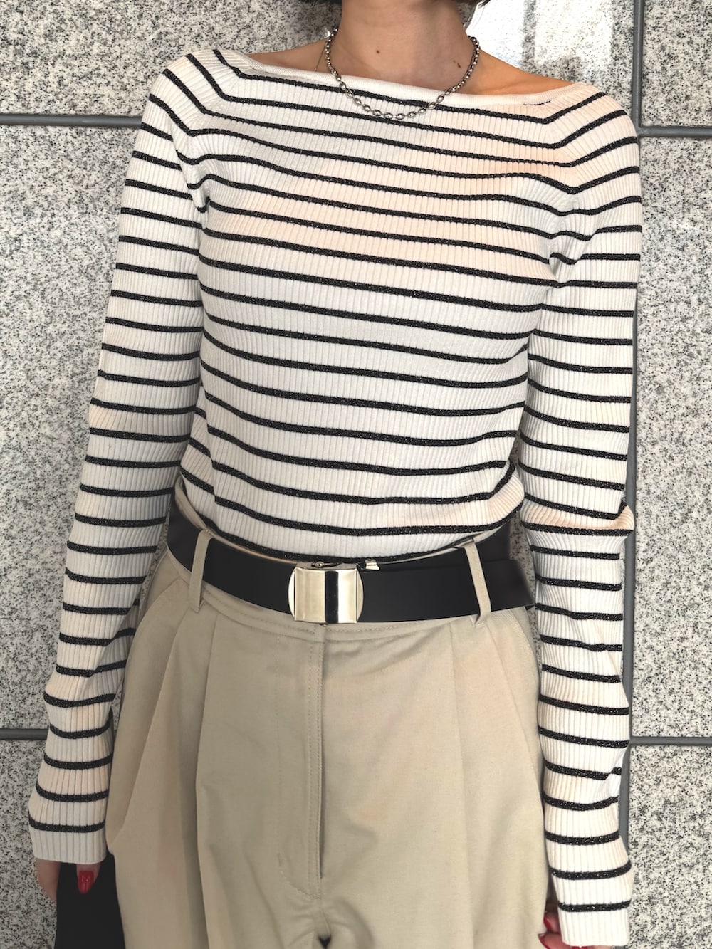ホワイト系のその他パンツ、ブラック系のハンドバッグ、その他のニット/セーターを着用したレディースの春コーディネートの5枚目の写真