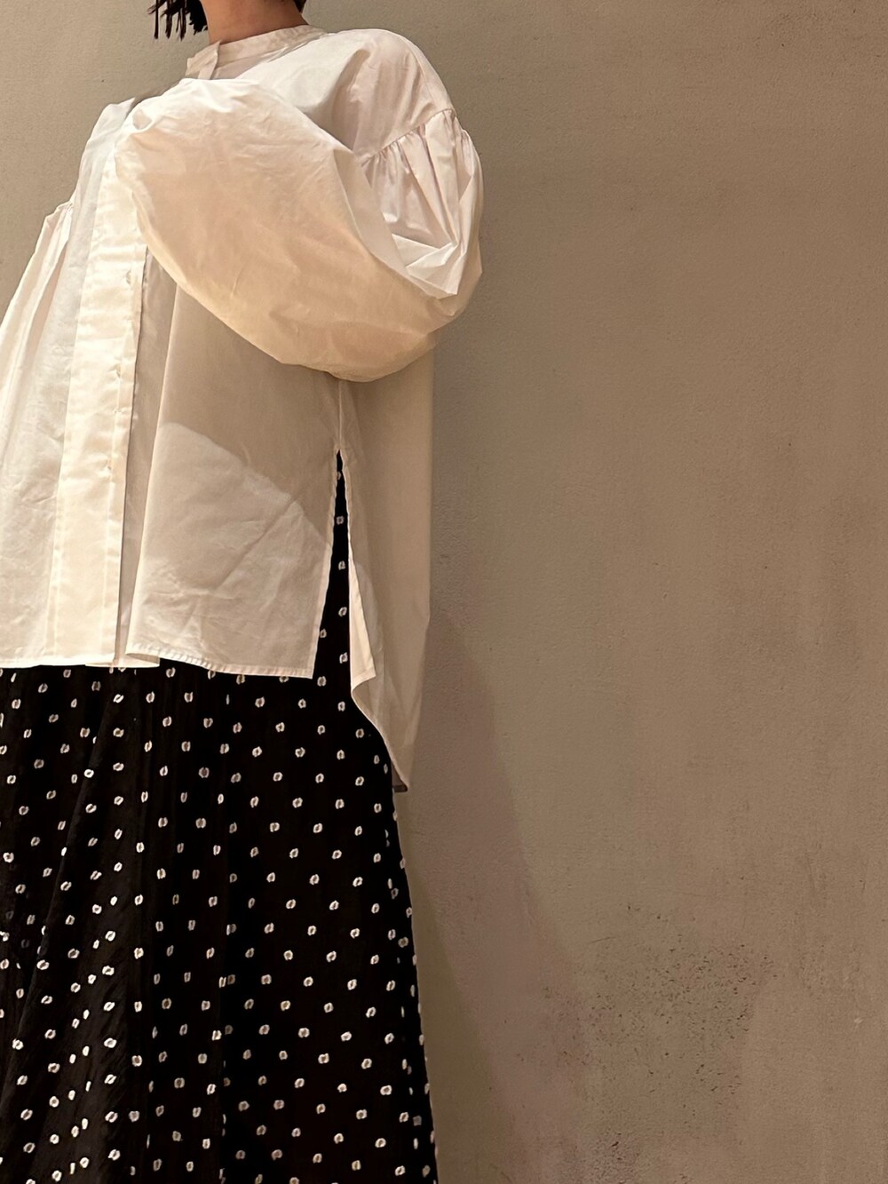 ホワイト系のシャツ/ブラウス、その他のスカート、ブラック系のパンプスを着用したレディースの春コーディネートの6枚目の写真