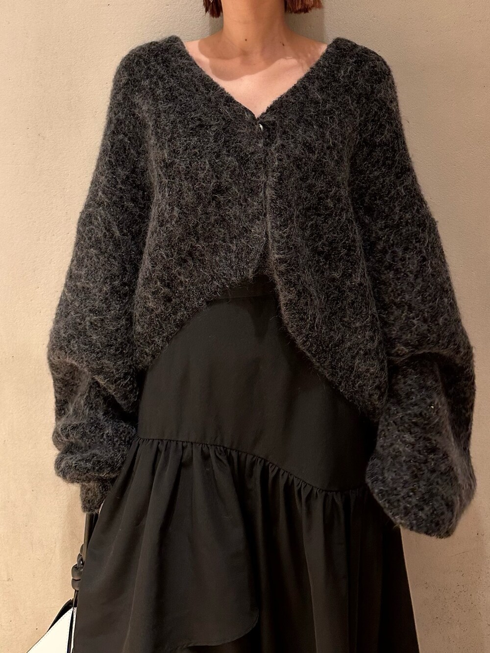 グレー系のカーディガン/ボレロ、ブラック系のスカート、ベージュ系のノーカラージャケットを着用したレディースの夏コーディネートの9枚目の写真