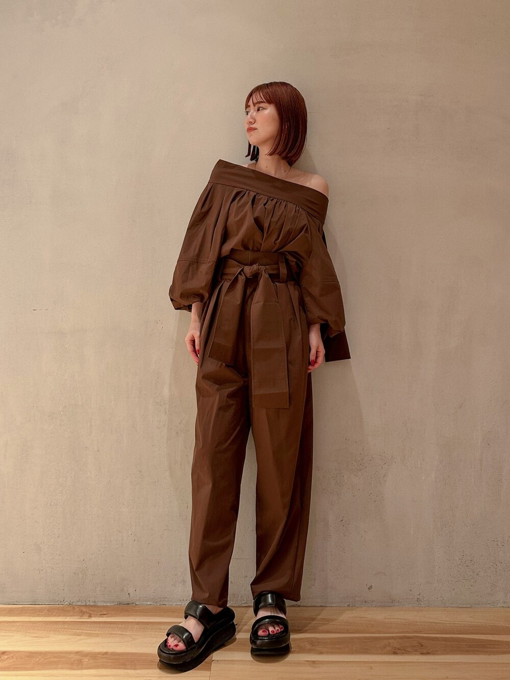 ブラウン系のシャツ/ブラウス、ブラウン系のその他パンツ、ブラック系のサンダルを着用したレディースの夏コーディネートの2枚目の写真