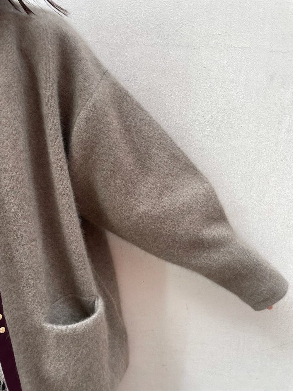 ブラック系のその他シューズ、ブラック系のワンピース、ベージュ系のカーディガン/ボレロを着用したレディースの秋コーディネートの8枚目の写真