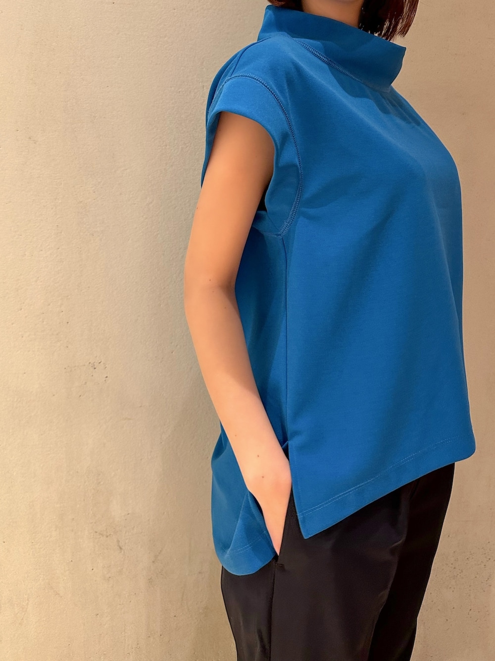 ブルー系のTシャツ/カットソー、ブルー系のその他パンツを着用したレディースの春コーディネートの2枚目の写真