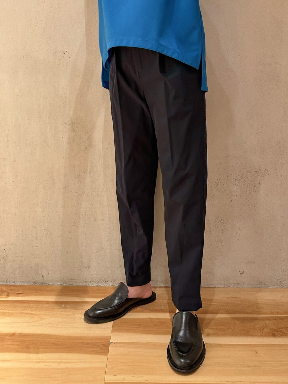 ブルー系のTシャツ/カットソー、ブルー系のその他パンツを着用したレディースの春コーディネートの6枚目の写真