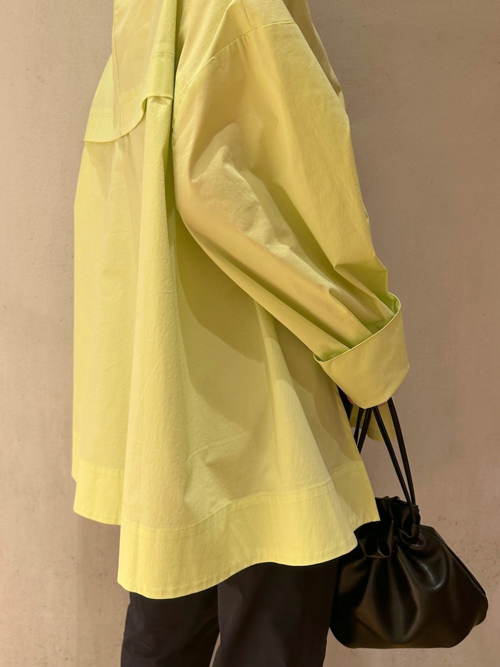 イエロー系のシャツ/ブラウス、ブルー系のその他パンツ、ホワイト系のスニーカーを着用したレディースの春コーディネートの4枚目の写真