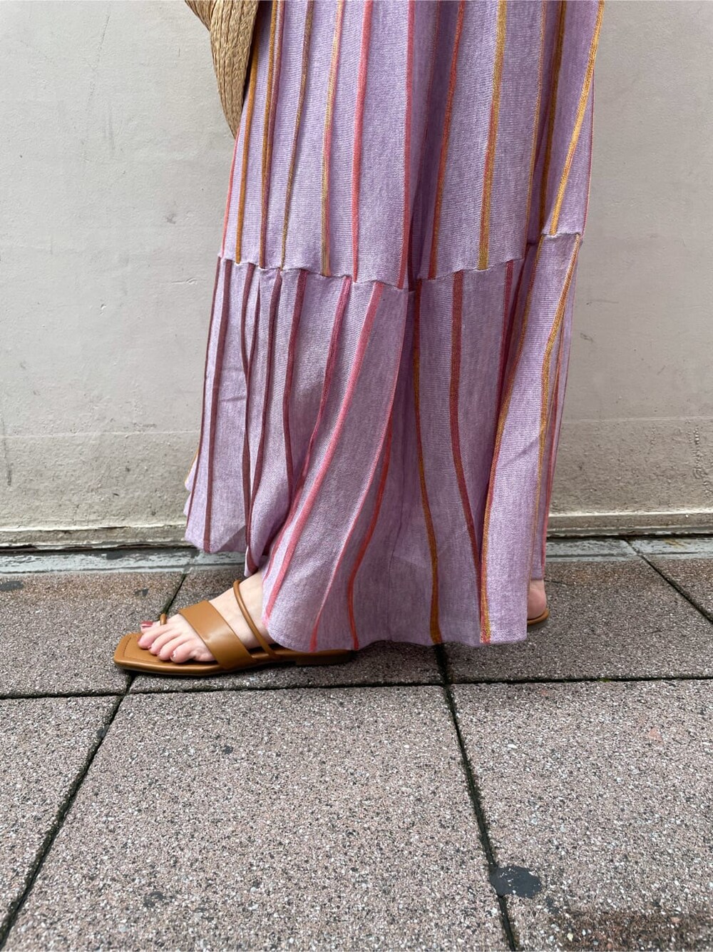 パープル系のワンピース、ベージュ系のハットを着用したレディースの夏コーディネートの6枚目の写真