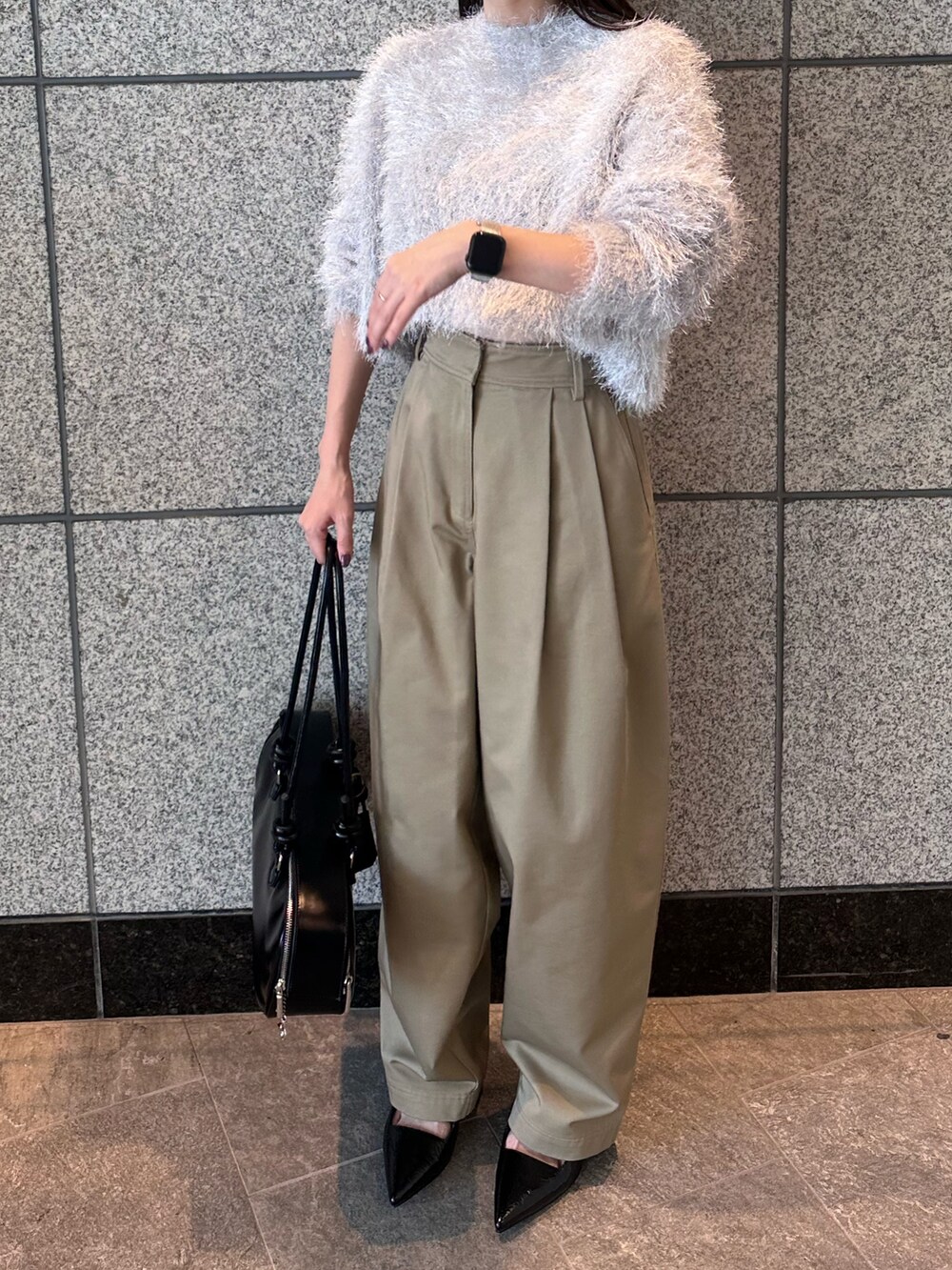 グレー系のニット/セーター、ベージュ系のその他パンツ、ブラック系のボストンバッグを着用したレディースの秋コーディネートの6枚目の写真