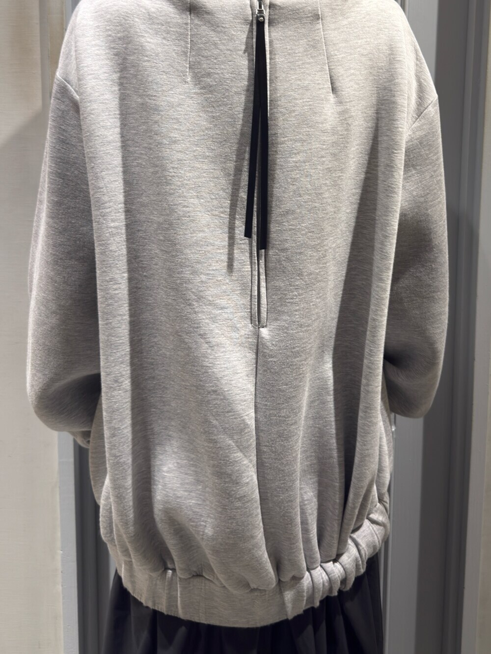 ブラック系のブーツ、グレー系のワンピースを着用したレディースの秋コーディネートの6枚目の写真