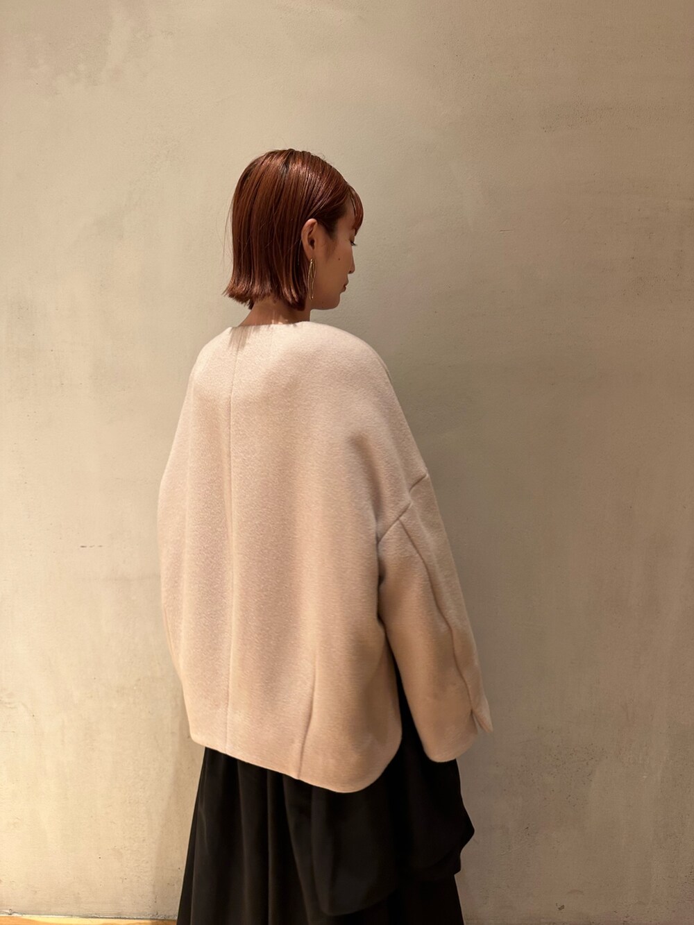 グレー系のカーディガン/ボレロ、ブラック系のスカート、ブラック系のブーツを着用したレディースの夏コーディネートの10枚目の写真