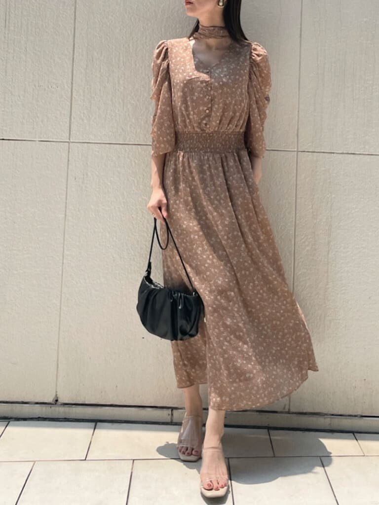 ブラック系のハンドバッグ、ベージュ系のワンピース、その他のその他シューズを着用したレディースの夏コーディネートの2枚目の写真